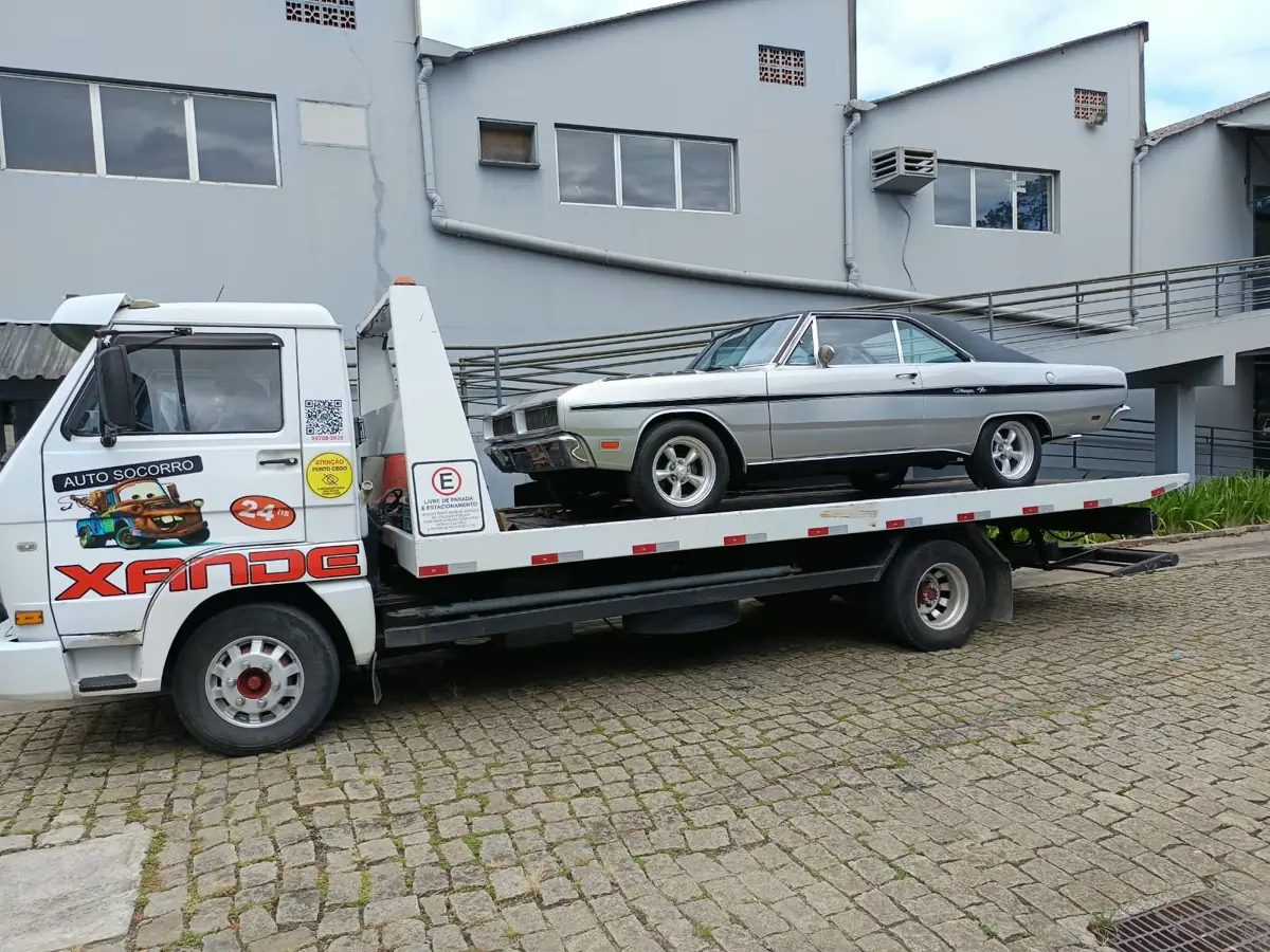 Dodge Charger R/T prata transportado em guincho plataforma