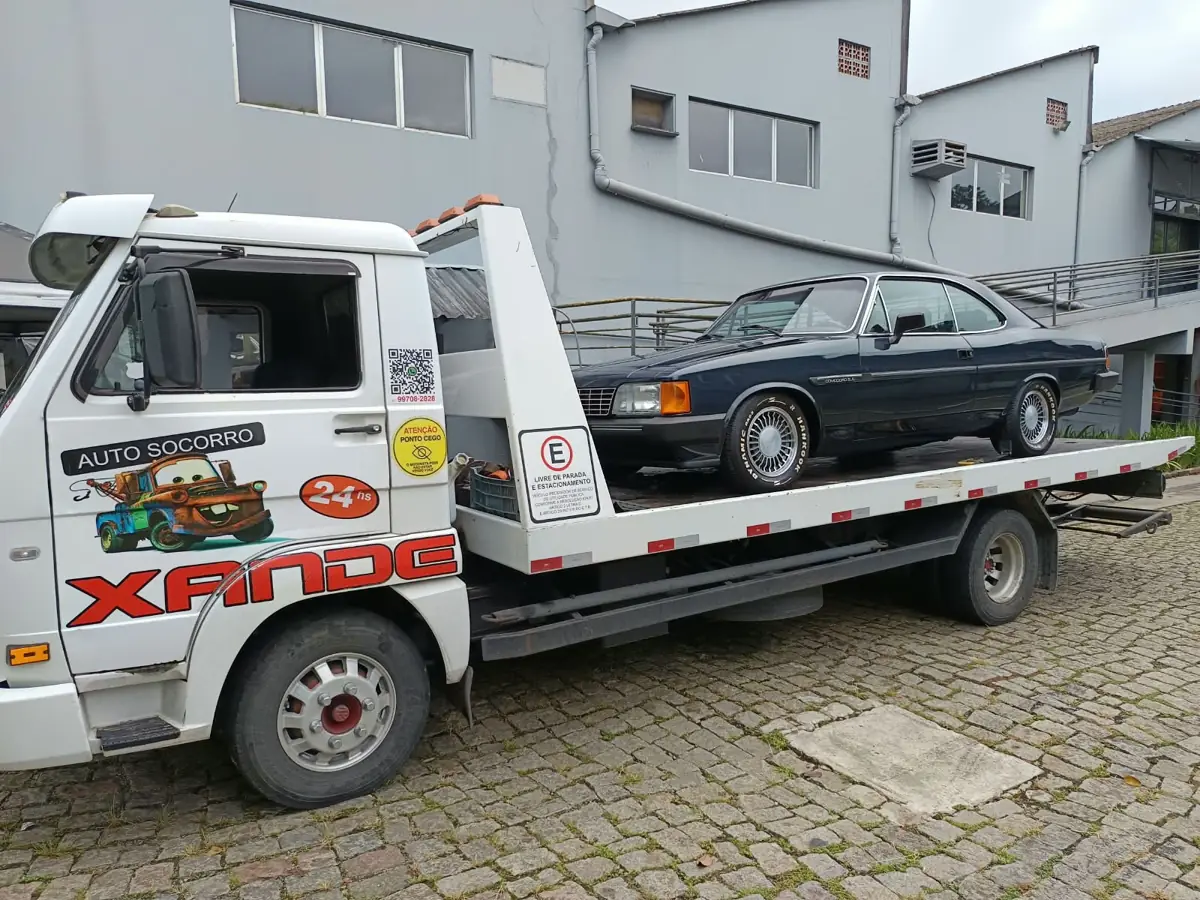Opala Comodoro preto transportado em guincho plataforma em Joinville