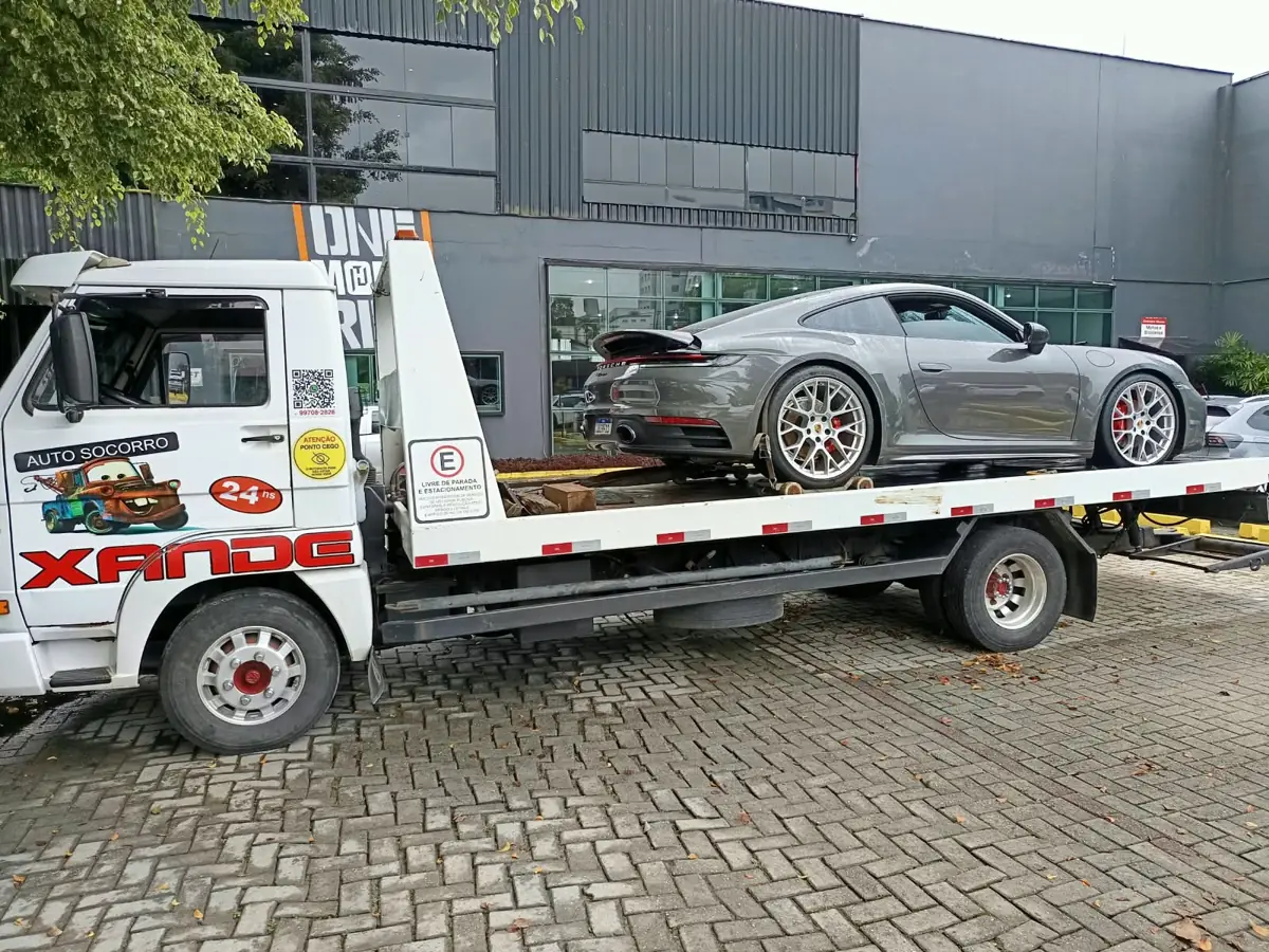 Porsche 911 transportado com carrinhos de roda em guincho plataforma em Joinville