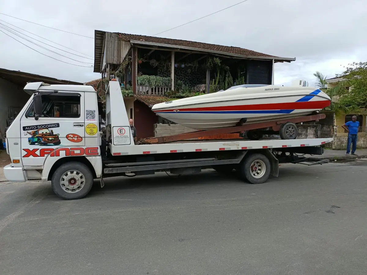 Lancha com carreta transportada no guincho plataforma em Joinville