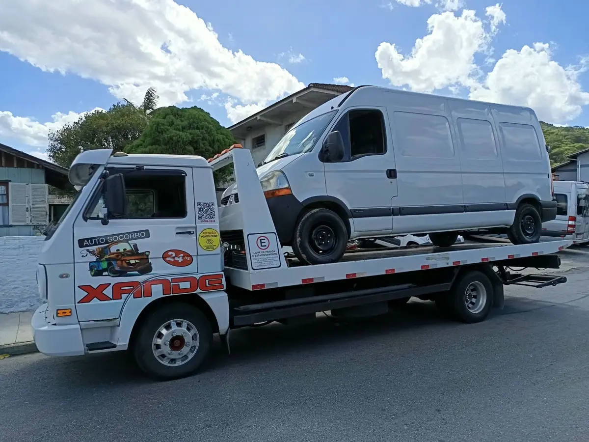 Van Renault Master branca no guincho plataforma do Xande