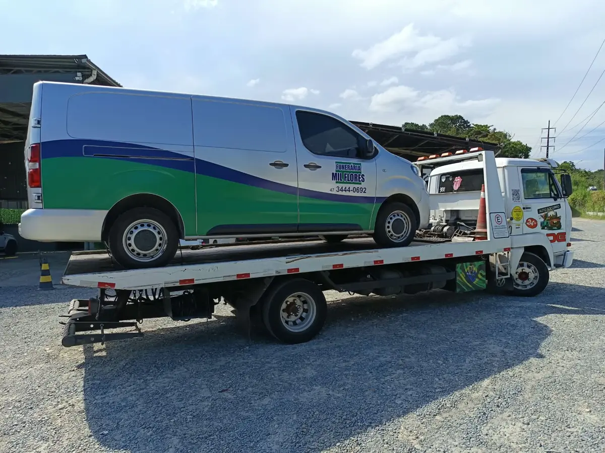 Van utilitária transportada em guincho plataforma em Joinville