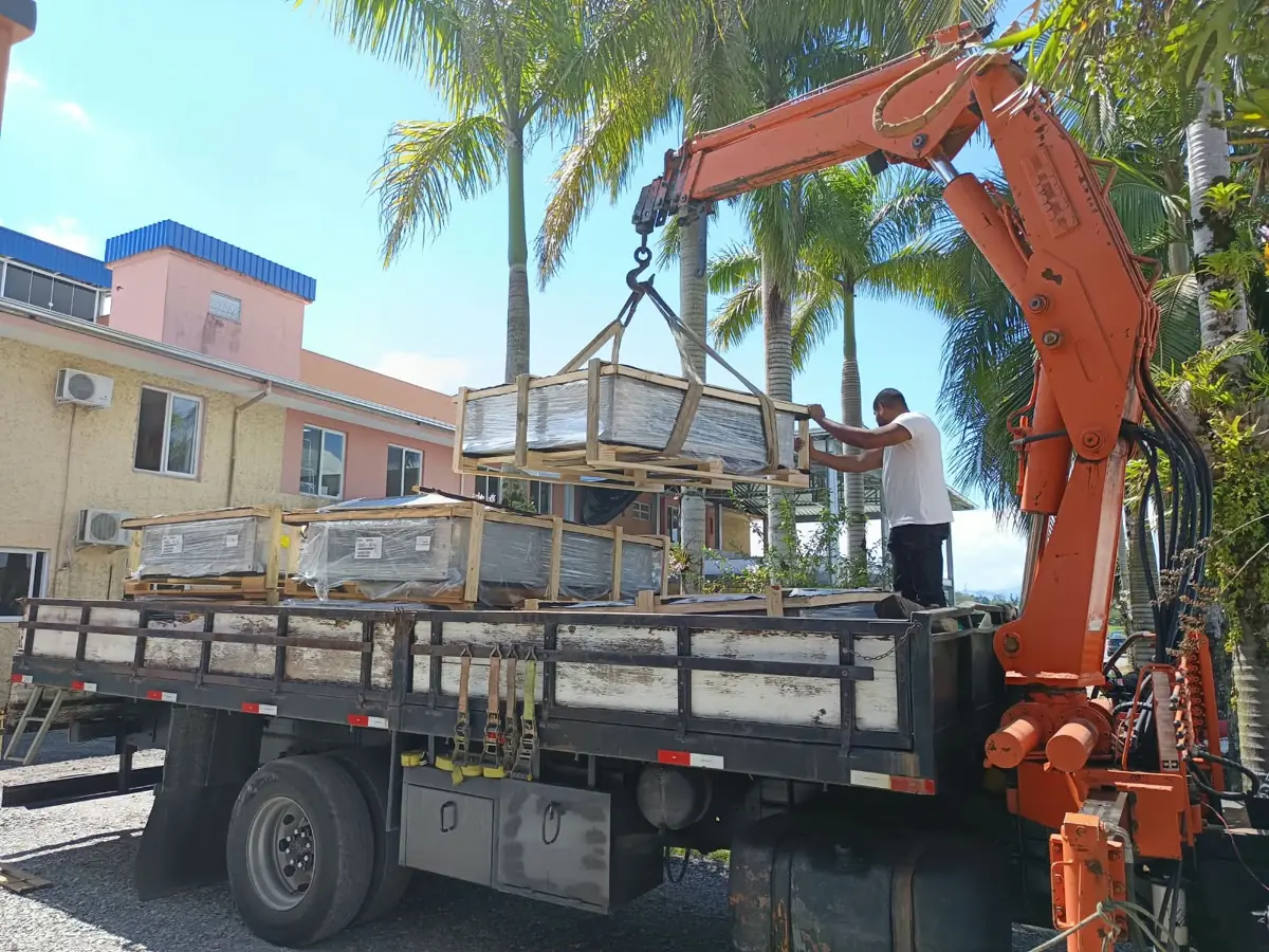 Munck içando carga em palete de madeira em Joinville