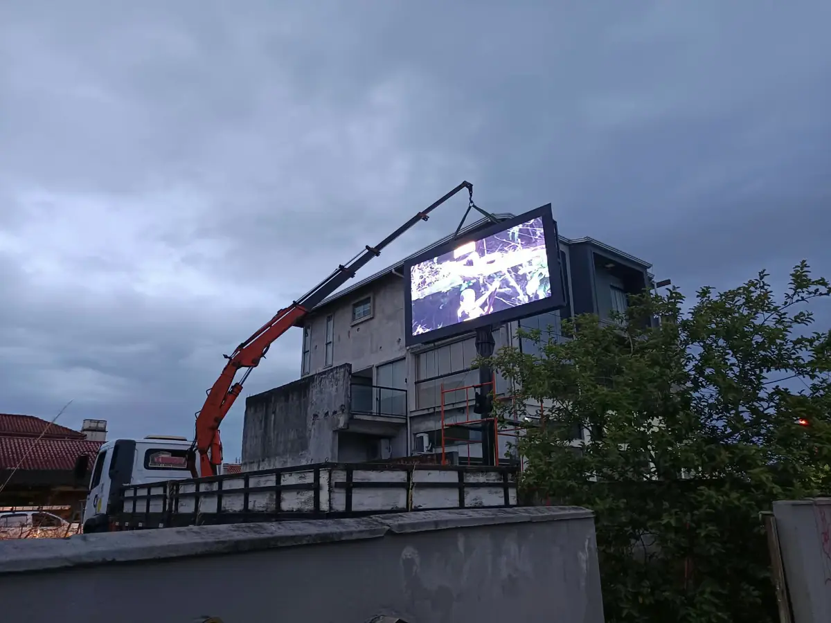Munck içando painel de LED para instalação em estrutura metálica em Joinville